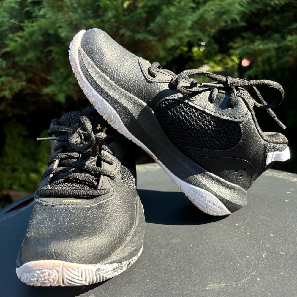 Youth Under Armour basketball shoes - size 2 youth.